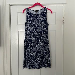 Tommy Bahama stretch shift dress in a white floral  pattern on navy.  Size M.